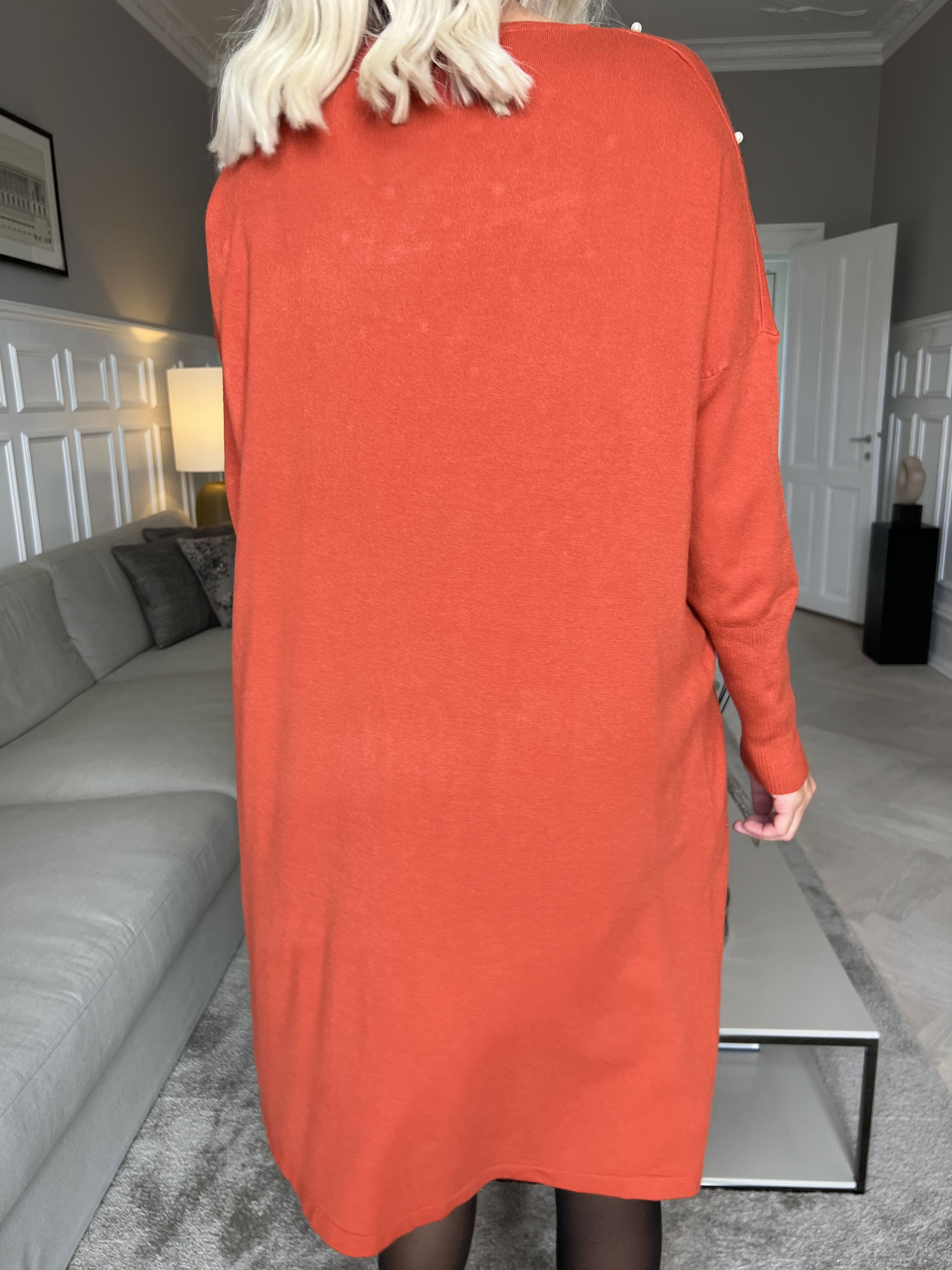 Stefania - Bekväm stickad klänning utsmyckad med pärlor